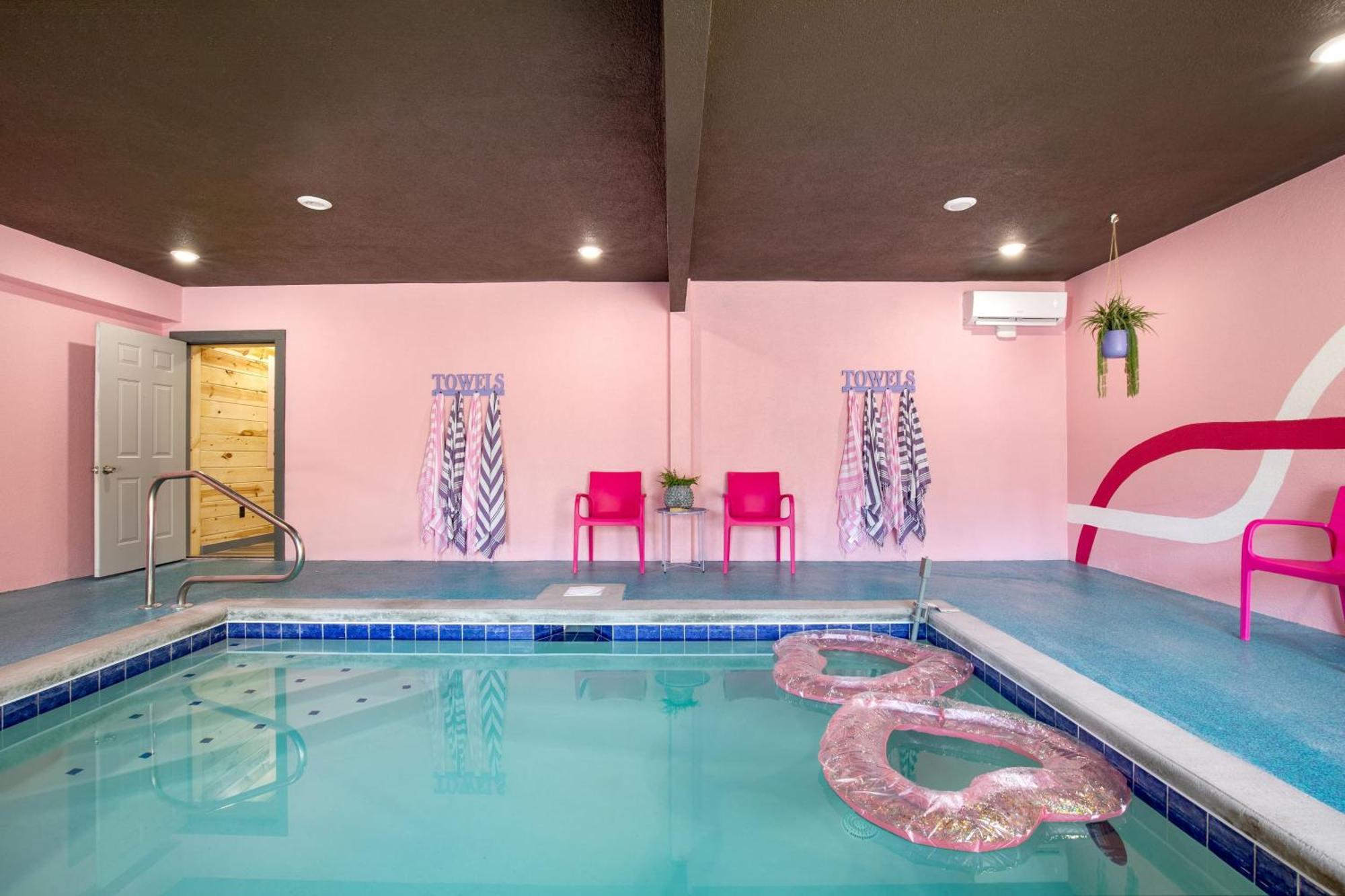 Pink Pines Avantstay Luxury Aesthetic Dream Home Indoor Pool Hot Tub Пиджен Фордж Екстериор снимка