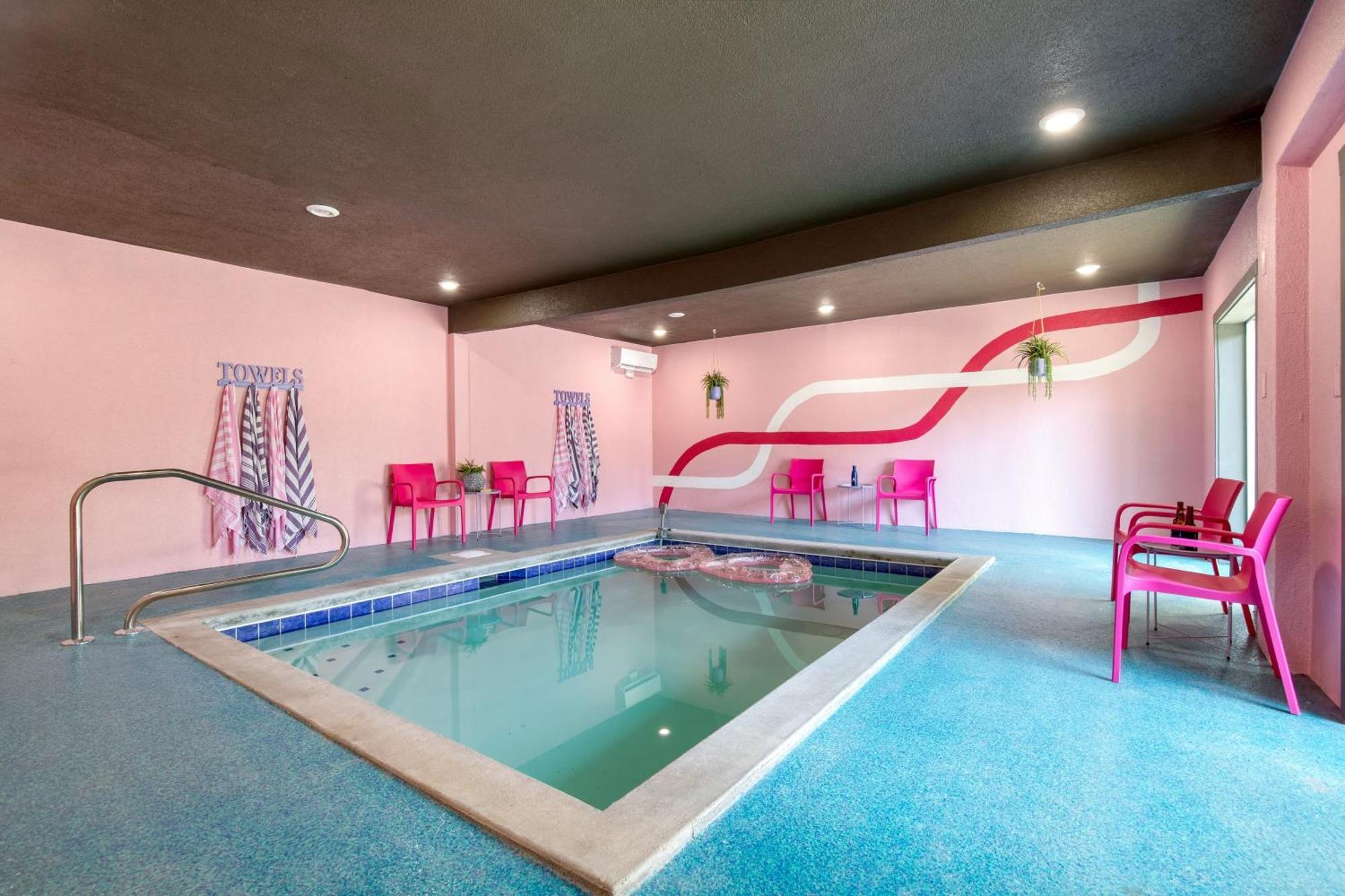 Pink Pines Avantstay Luxury Aesthetic Dream Home Indoor Pool Hot Tub Пиджен Фордж Екстериор снимка